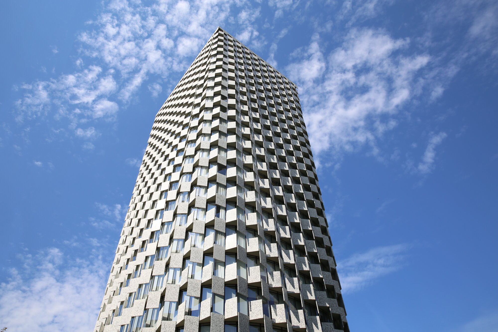 Das Bild zeigt ein Hotel von unten.