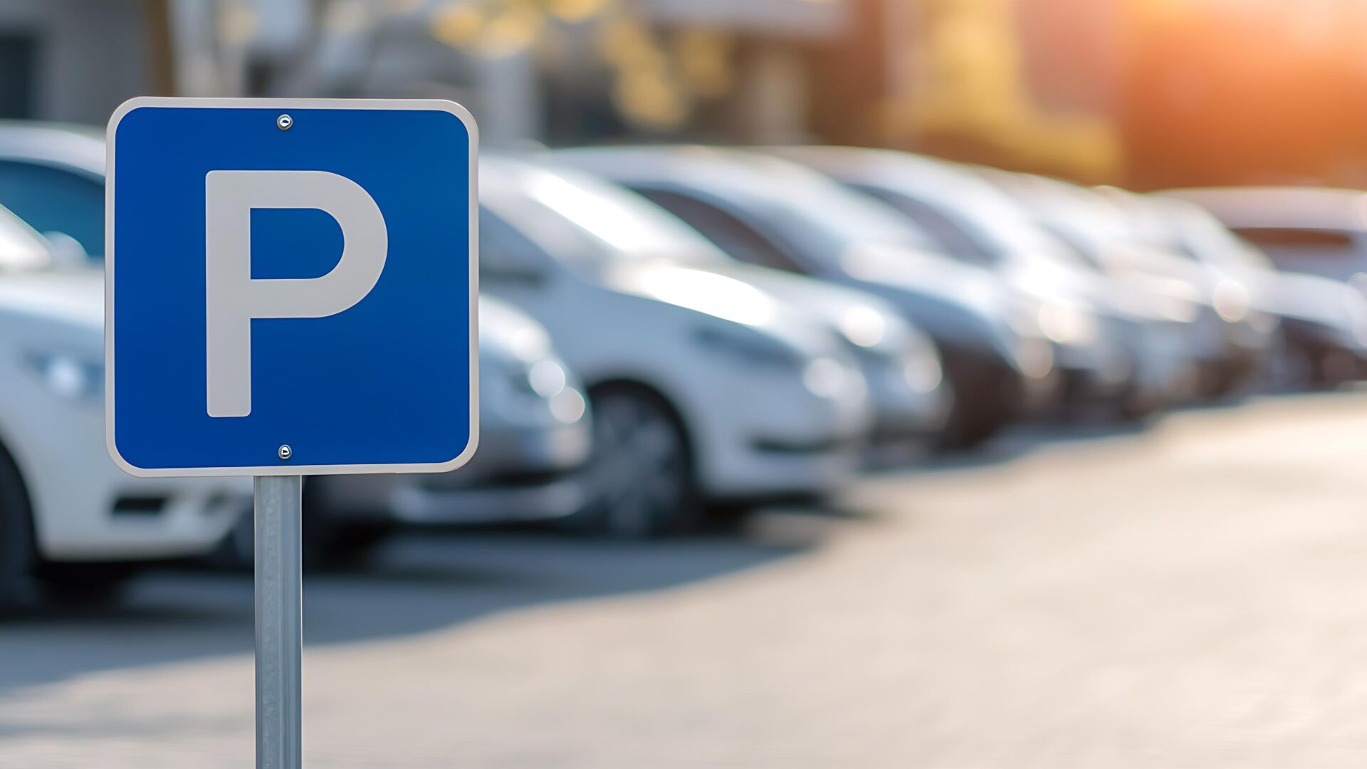 Das Bild zeigt einen Parkplatz.