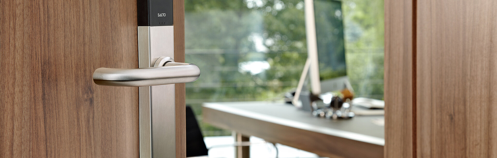 Ein Bild, dass eine Zutrittskontrolle von Salto bei einer Tür darstellt