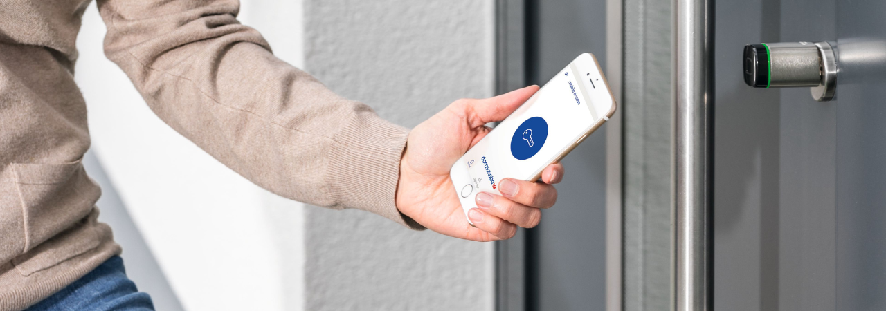 Ein Banner, welches die Verwendung der Evolo-App bei einem Digitalzylinder darstellt.