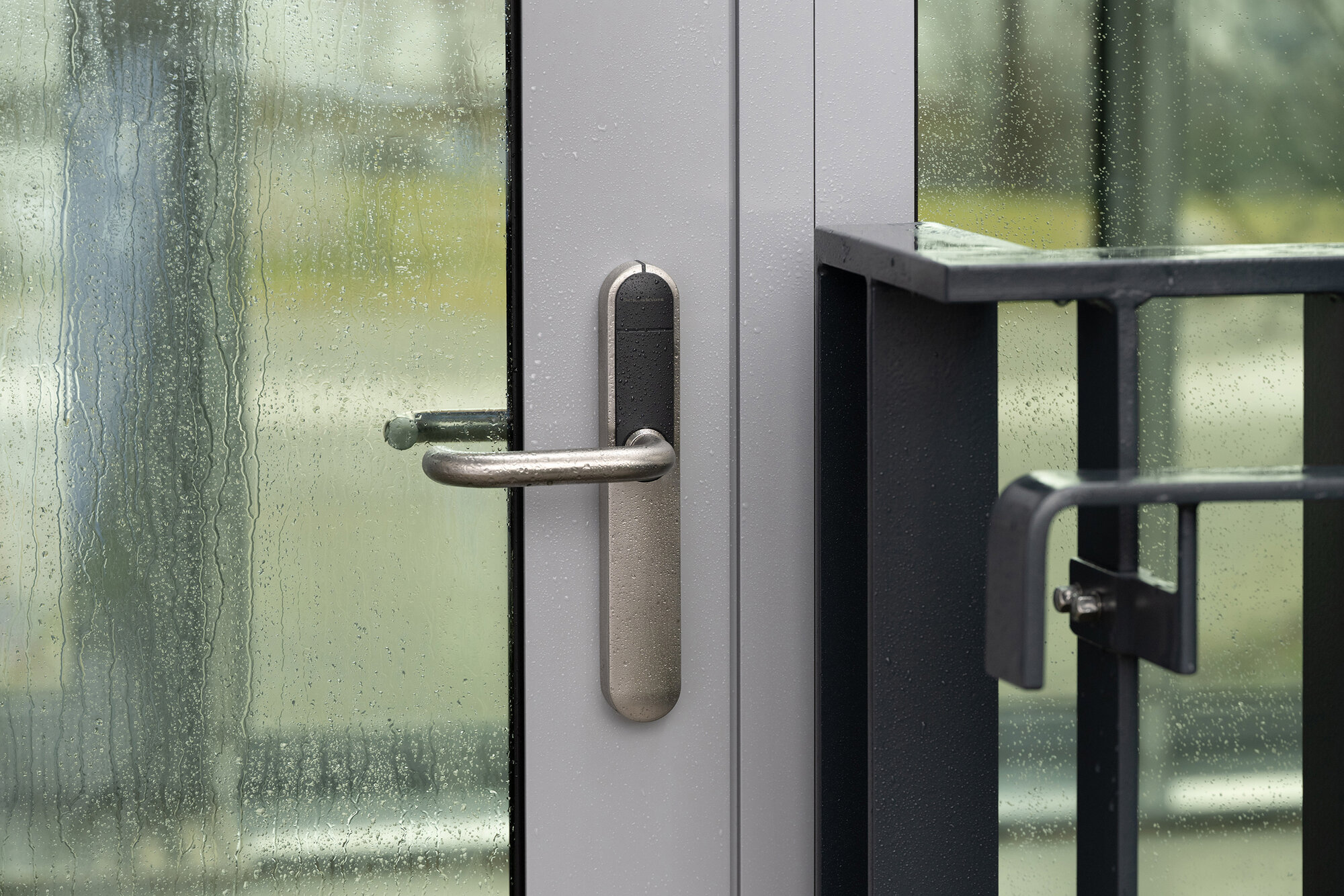 Ein Bild, dass einen Digitalzylinder und Beschlag von SimonsVoss darstellt